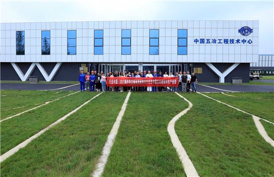 海外华媒在蓉探访装配式建筑“智慧工厂”