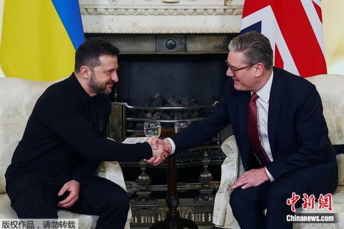 英国首相：对白宫冲突“感到不适”，给特朗普和泽连斯基打电话劝和