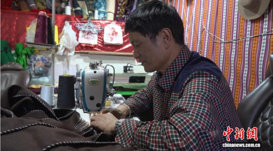 四川乡城“疯装”：盛装见证各民族“三交” 传承创新进行时