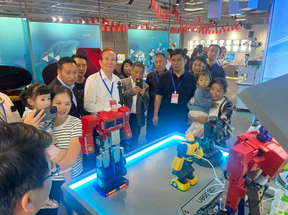 打卡全球首家機器人6S店 華文媒體高層見證「未來已來」