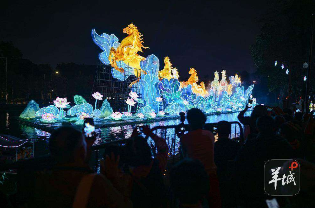 一盏花灯、十年牵挂，在新春灯会看见链接世界的开放胸怀 | 记者观察