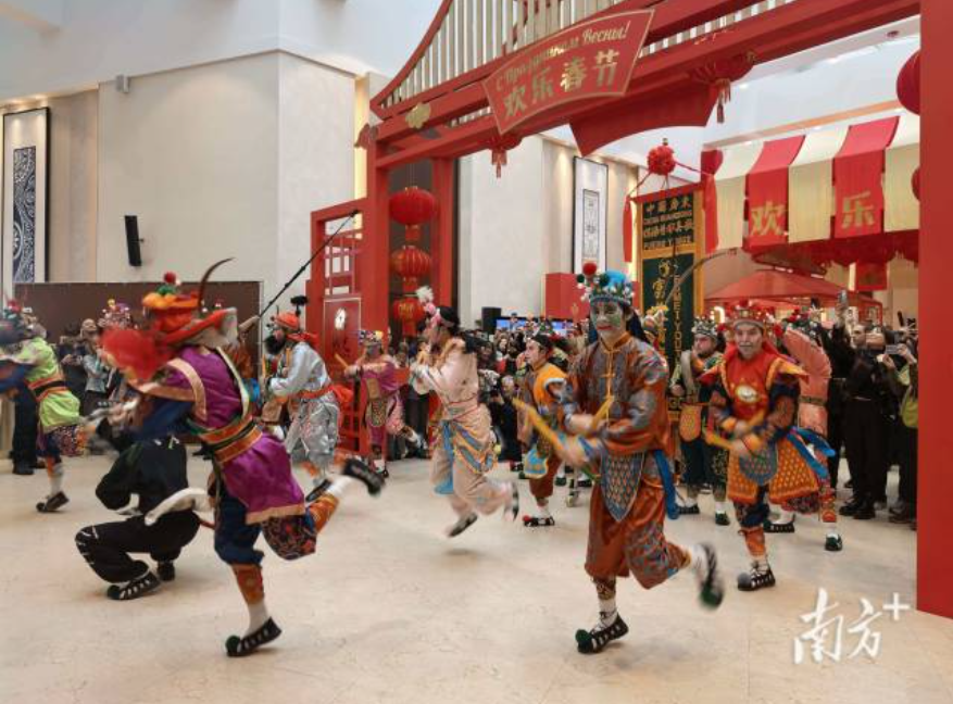 普宁英歌“首秀”俄罗斯！广货“圈粉”传递岭南温度｜文化中国行