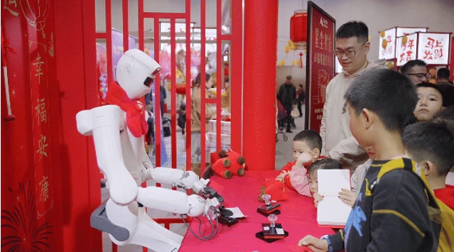 广东AI机器人春节进京“打工”！现身庙会卖故宫文创