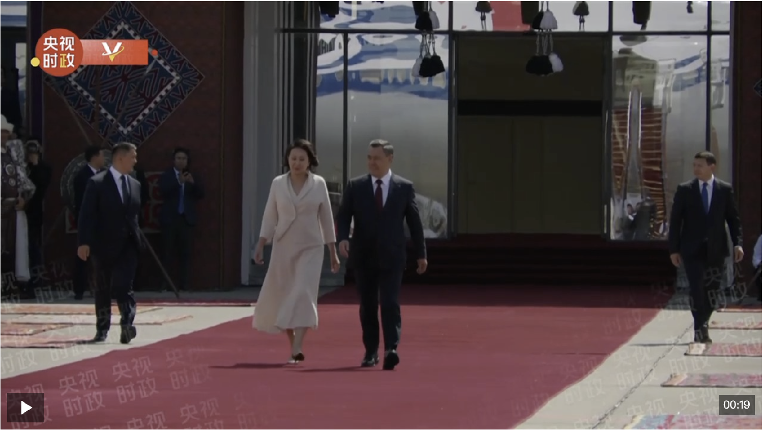 独家视频丨吉尔吉斯斯坦总统夫妇在机场迎接习近平主席到访
