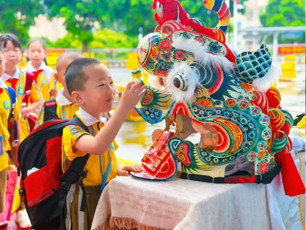 首批“20后”入学！校门口这一幕，广东人秒懂