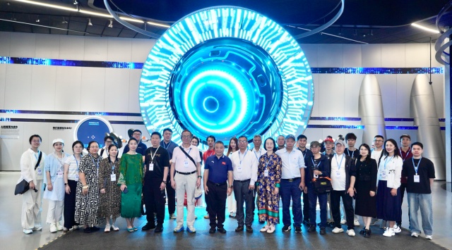 海外华媒走进“科幻大飞船”探秘全球首家数字文明主题科技馆