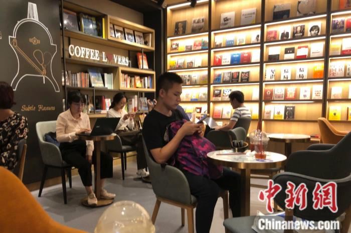 前有闭店危机，后有奶茶夹击……咖啡突然不香了？