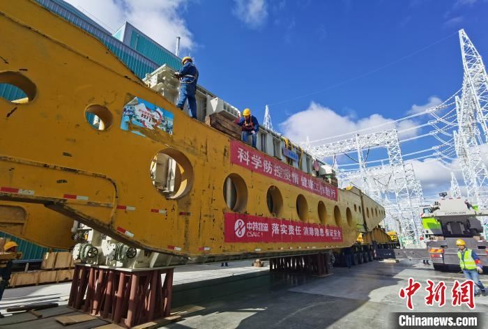 世界首台现场组装特高压换流变压器运抵青南换流站