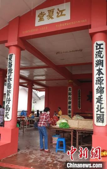 图为摆放供品。黄印华 供图