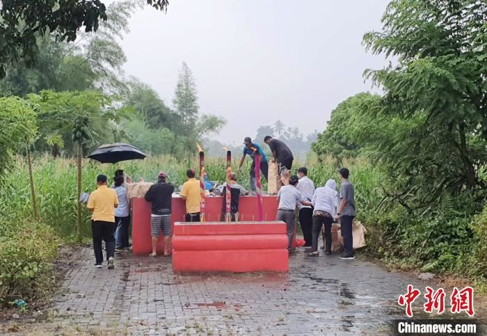 图为焚烧金银纸钱。黄印华 供图