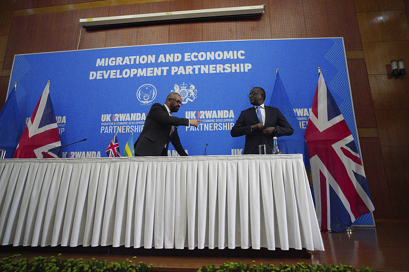 移民事务国务大臣辞职 英国“卢旺达计划”再度受挫