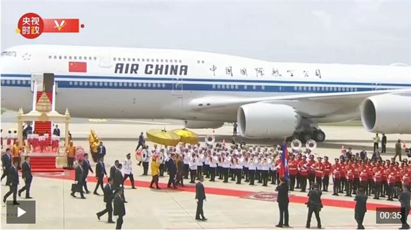 独家视频丨习近平检阅柬埔寨仪仗队