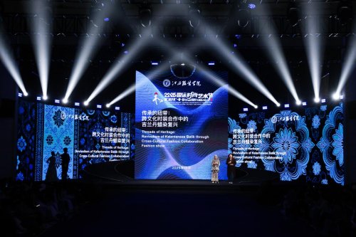 江西服装学院与马来西亚吉兰丹大学联合举办非遗蜡染时装发布会