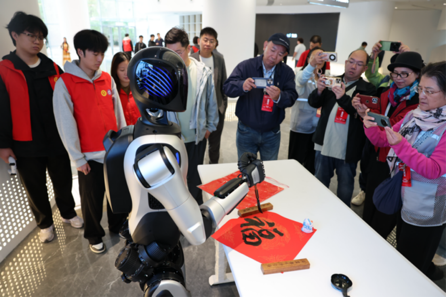Overseas Chinese Media Visit Chengdu’s Pidu District, Witnessing New Vitality in Tech and Intangible Cultural Heritage