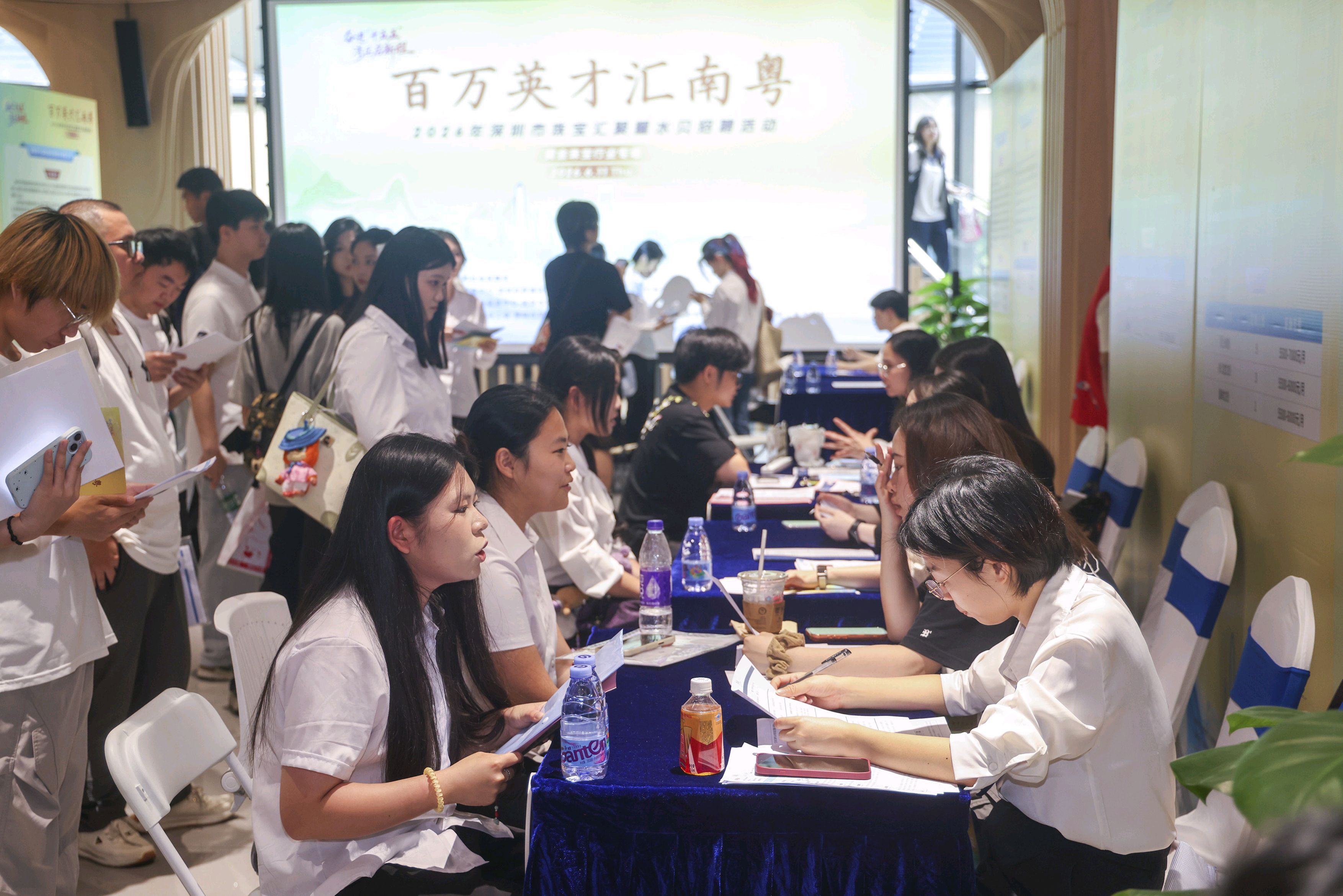 连续2年超百万毕业生奔赴！解锁广东的人才流量密码 | 区域观察